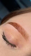 Sobrancelha feminina com coloração 