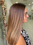 Madeixas Balayage (madeixas com efeito degradé, não começa na raiz do cabelo), incluído a Lavagem com Tratamento Capilar Profundo de Nutrição e Reparação  e Secagem/ Modelagem Desde 130€ a 170€ (4H)